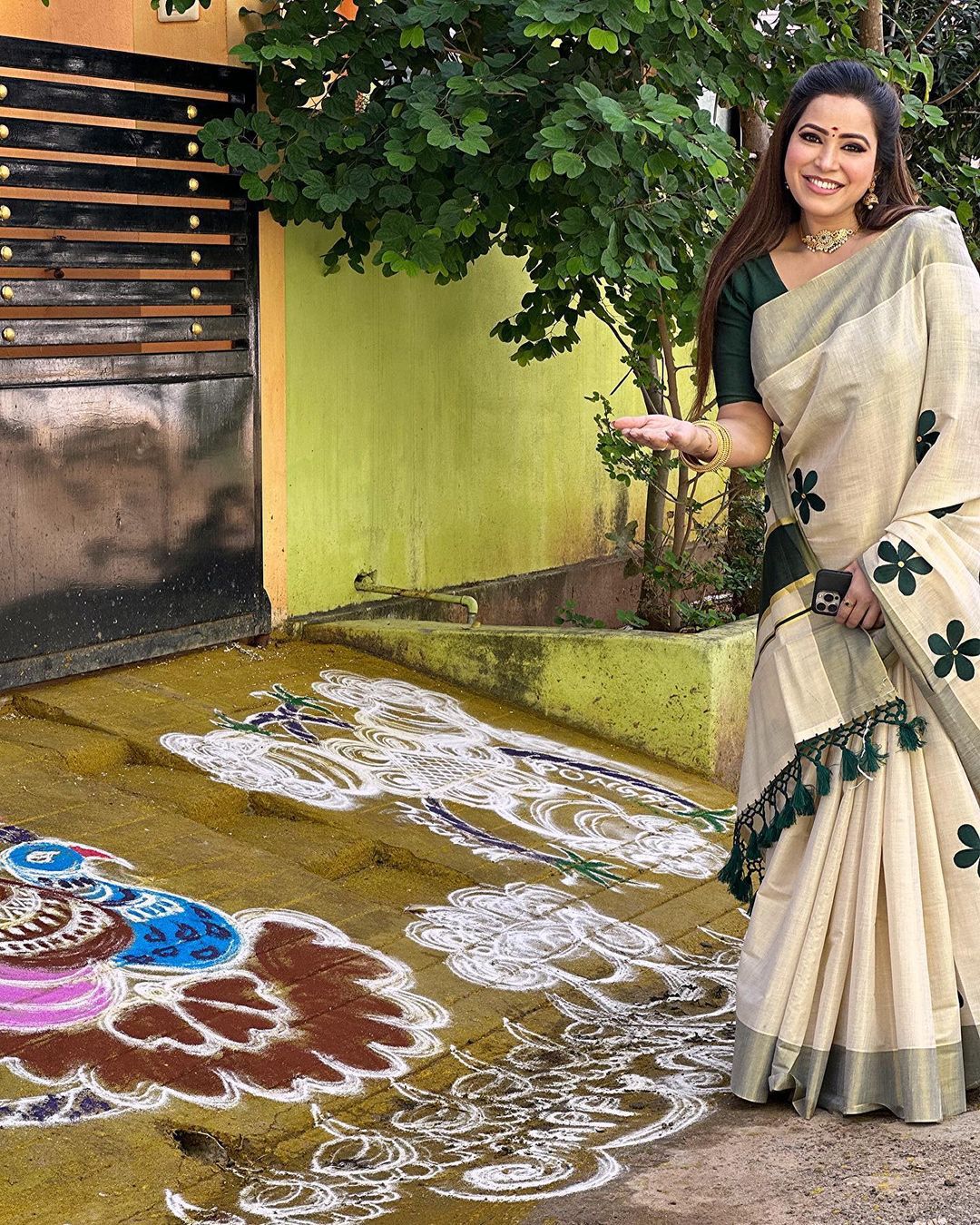 Green Flower Embro Golden Tissue Saree with Tassels - KBG