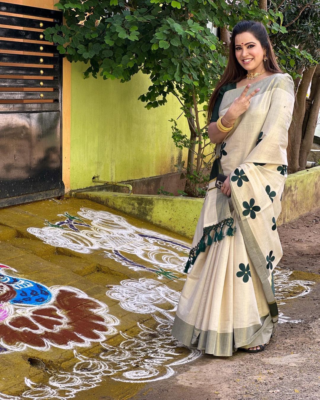 Green Flower Embro Golden Tissue Saree with Tassels - KBG