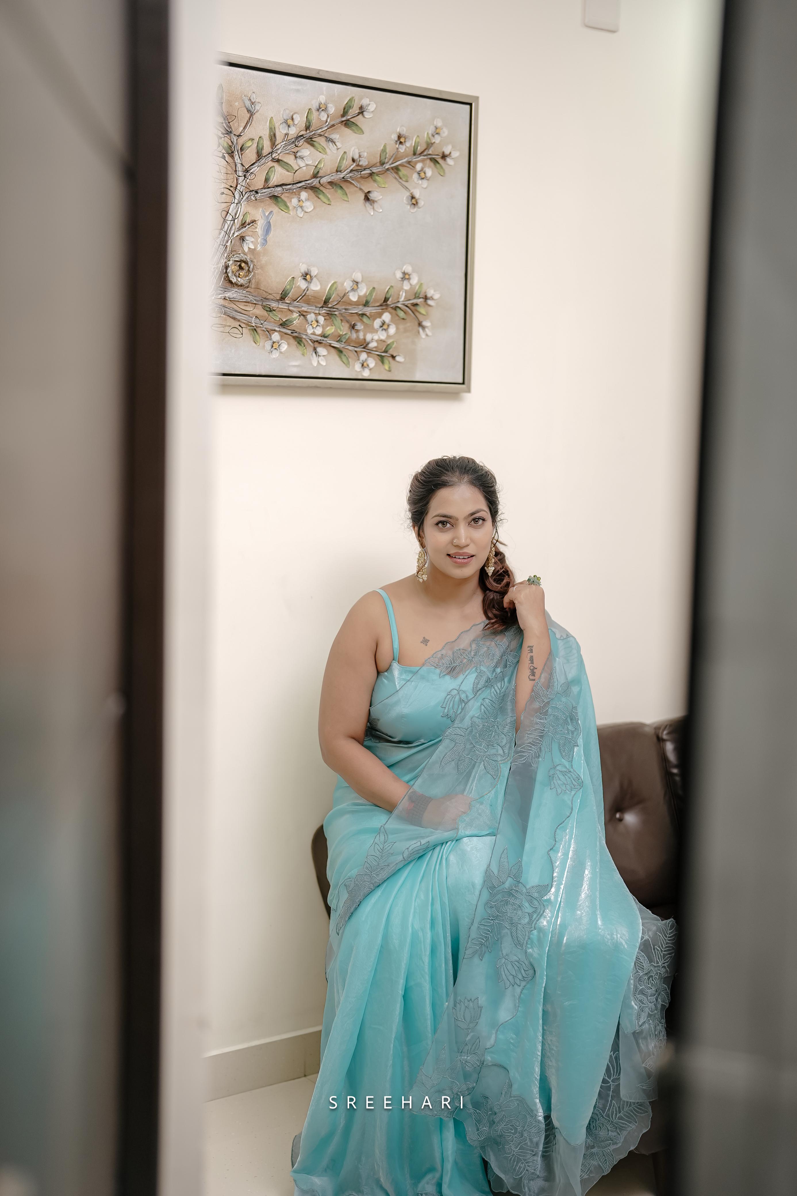 Aloura – Premium Glass Tissue Saree - KBG